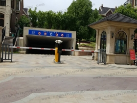 張家港伊頓花園別墅現(xiàn)場案例車牌識別加廣告道閘，人行通道閘（護(hù)外人臉識別加擺閘