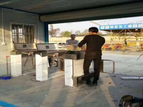 江蘇南京鼓樓區(qū)某工地現(xiàn)場(chǎng)橋式三輥閘、擺閘案例